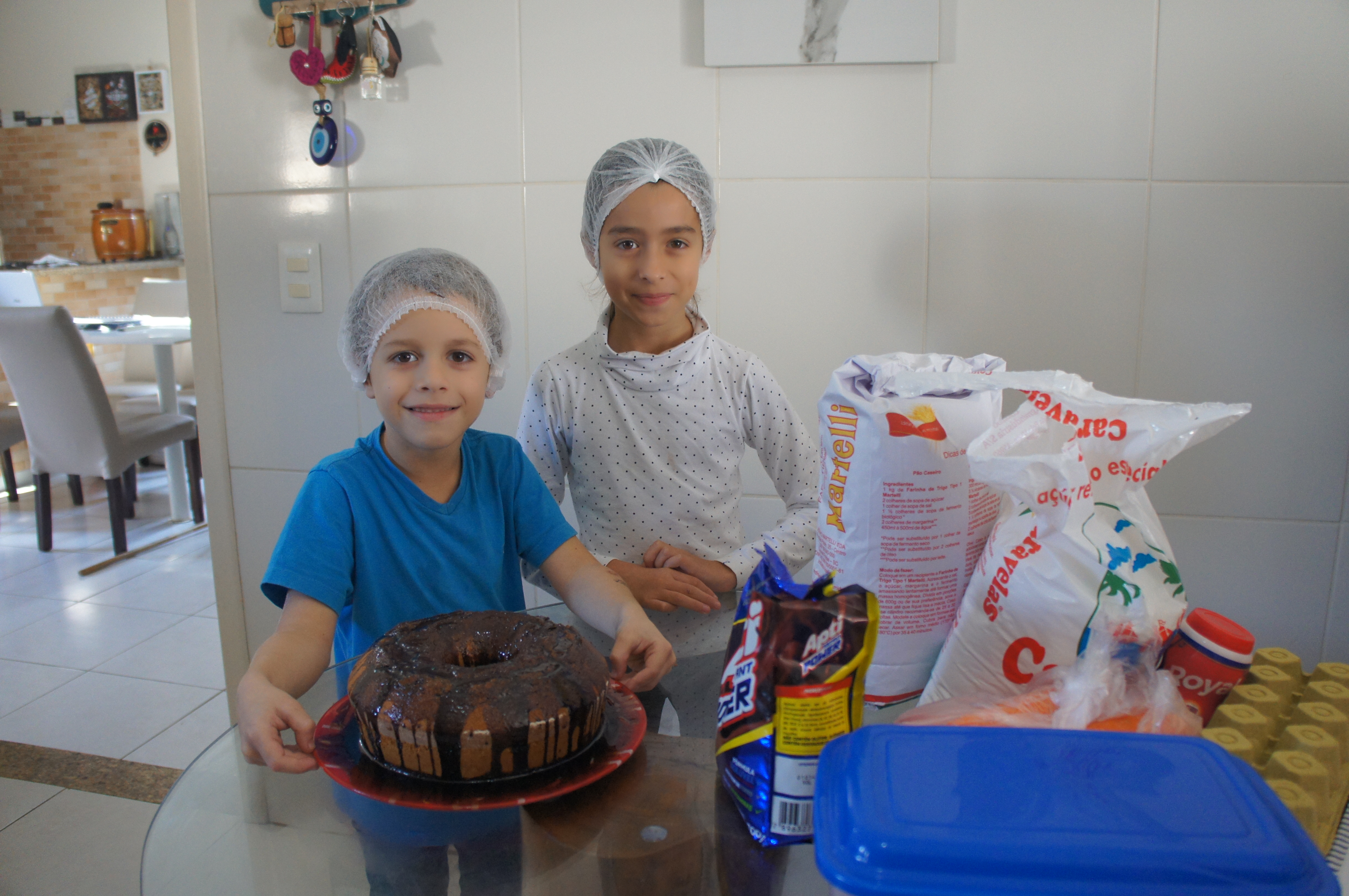 Crianas de Tijucas vendem bolos para ajudar a Laurinha