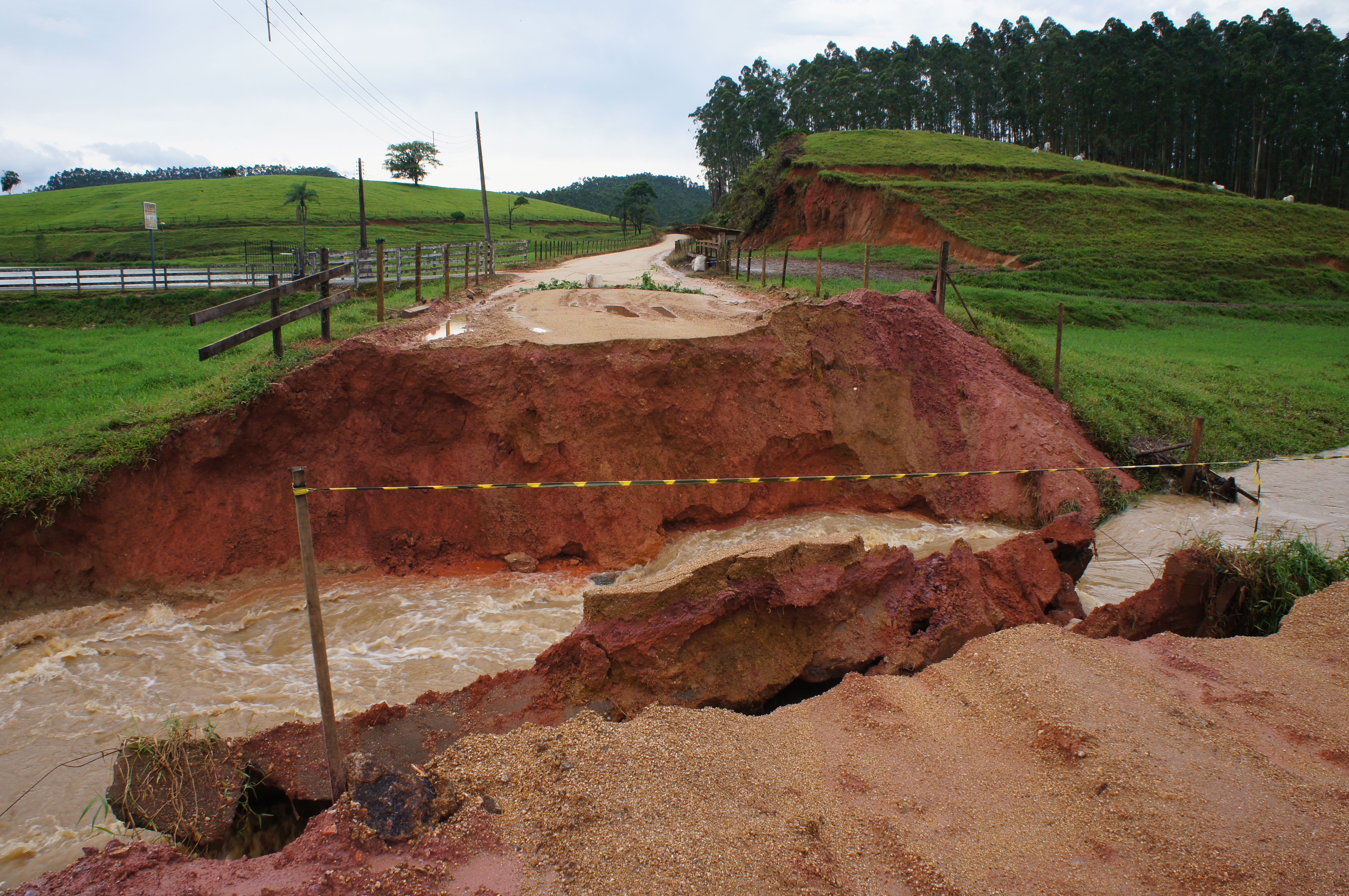 Chuva forte causa prejuzos em Canelinha