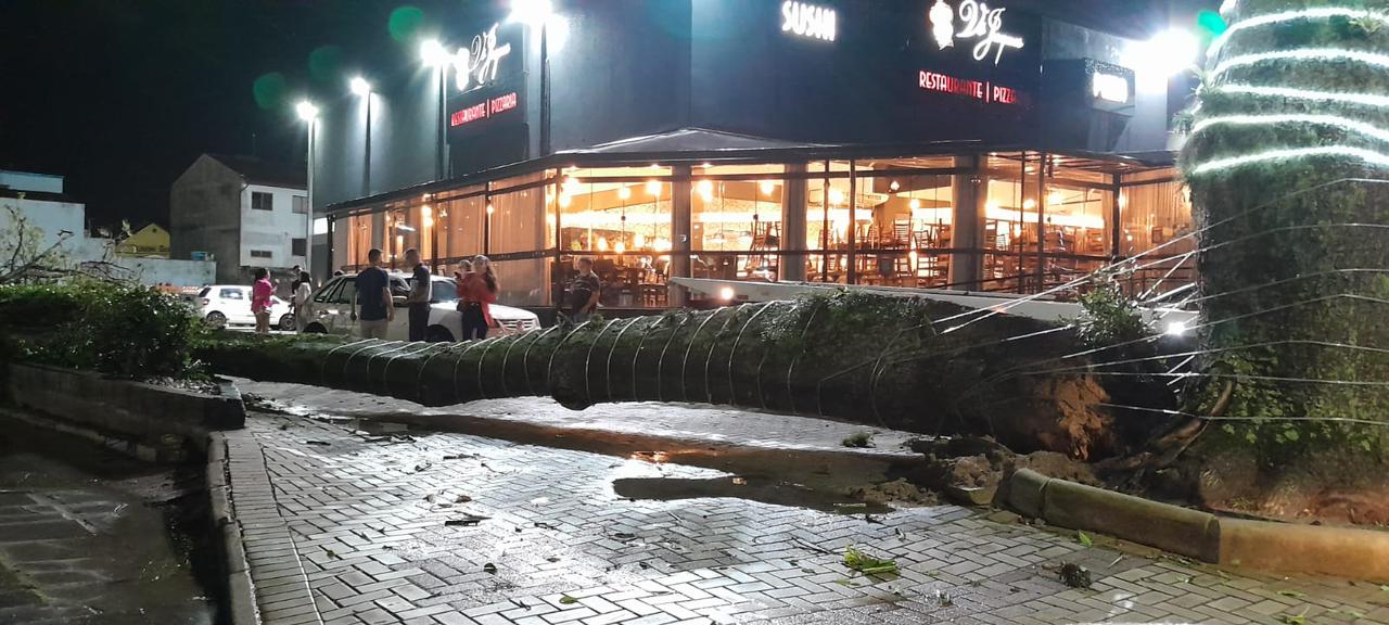 Forte tempestade causa transtornos em Tijucas